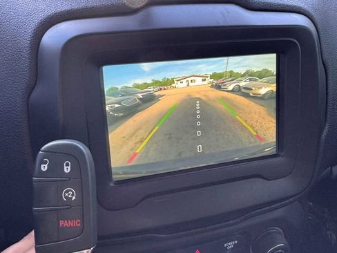 Used 2020 Jeep Renegade Latitude w/ Cold Weather Group FWD image 12