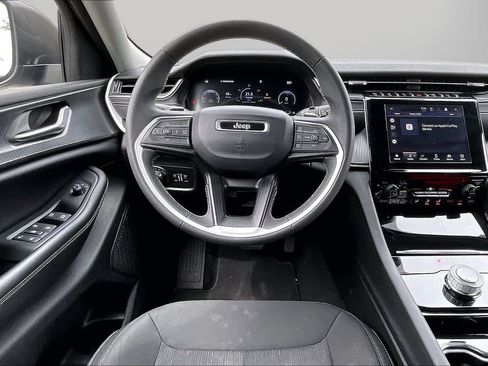 Used 2023 Jeep Grand Cherokee Laredo image 12