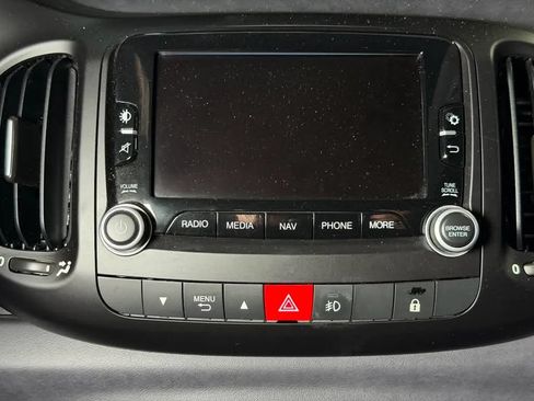 Used 2017 FIAT 500L Trekking w/ Dual-Pane Sunroof Package FWD image 29