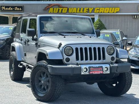 Used 2015 Jeep Wrangler Unlimited Sahara w/ Connectivity Group AWD/4WD image 1