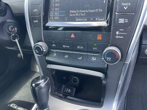 Used 2015 Toyota Camry SE FWD image 25