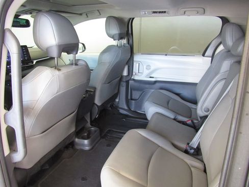 Used 2024 Toyota Sienna XLE FWD image 14