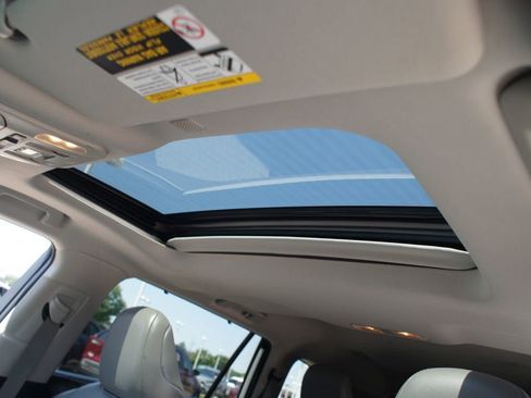 Used 2022 Toyota Highlander Limited FWD image 6