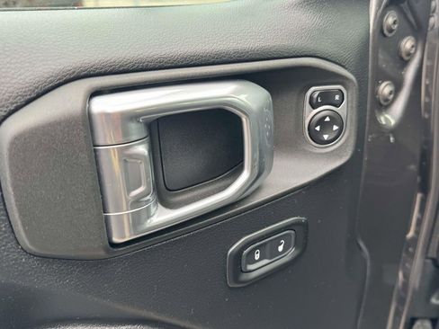 Used 2021 Jeep Gladiator Willys image 15