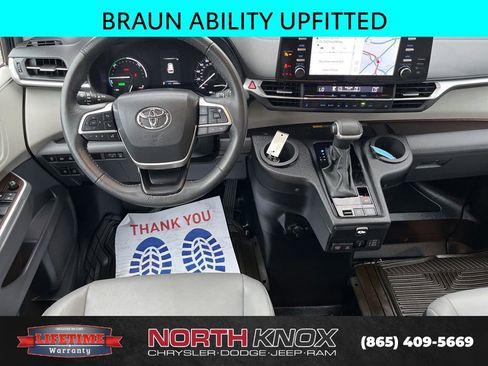Used 2024 Toyota Sienna XLE w/ XLE Plus Package FWD image 14