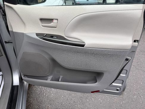 Used 2013 Toyota Sienna LE image 36
