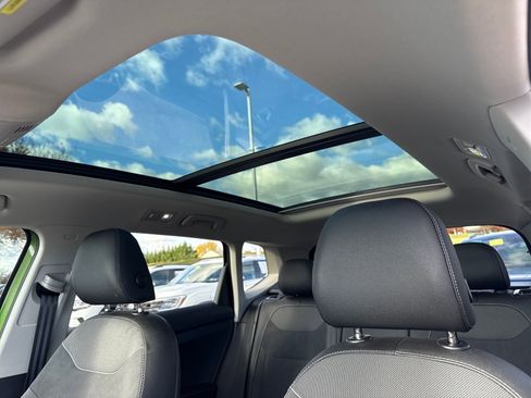 Certified 2025 Volkswagen Taos SE image 29