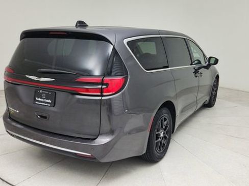 Used 2023 Chrysler Pacifica Touring-L FWD image 5