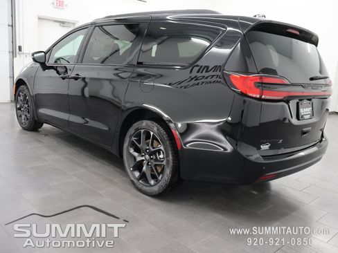 New 2027 Chrysler Pacifica Limited w/ Family Tech Group AWD/4WD image 6
