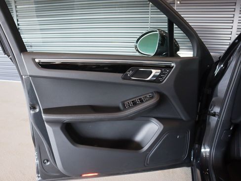 Certified 2025 Porsche Macan image 23