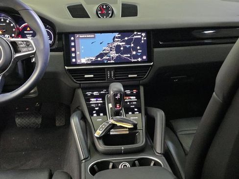 Used 2023 Porsche Cayenne Platinum Edition w/ Premium Package image 10
