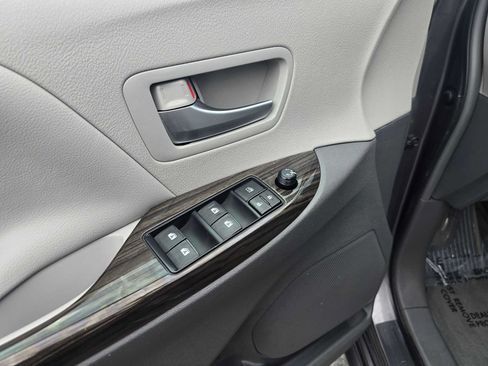 Used 2017 Toyota Sienna XLE w/ XLE Navigation Package FWD image 20