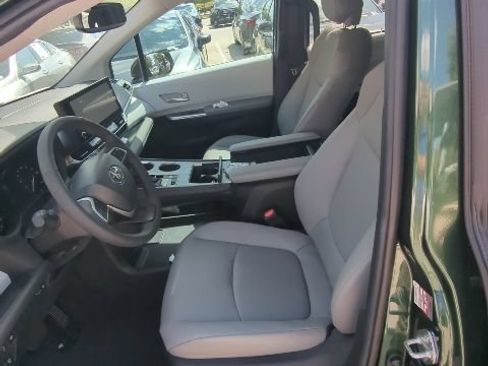 Used 2026 Toyota Sienna XLE FWD image 4