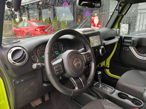 Used 2017 Jeep Wrangler Unlimited Rubicon w/ Connectivity Group image 13