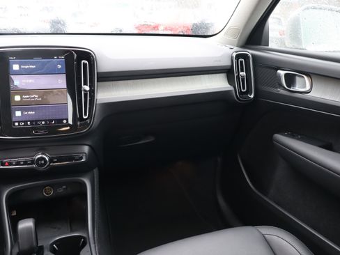 Used 2025 Volvo XC40 B5 Core image 13