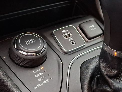 Used 2019 Jeep Cherokee Latitude Plus w/ Cold Weather Group AWD/4WD image 17