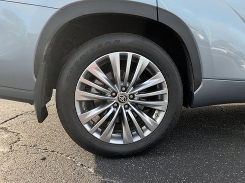 Used 2024 Toyota Highlander Platinum FWD image 27