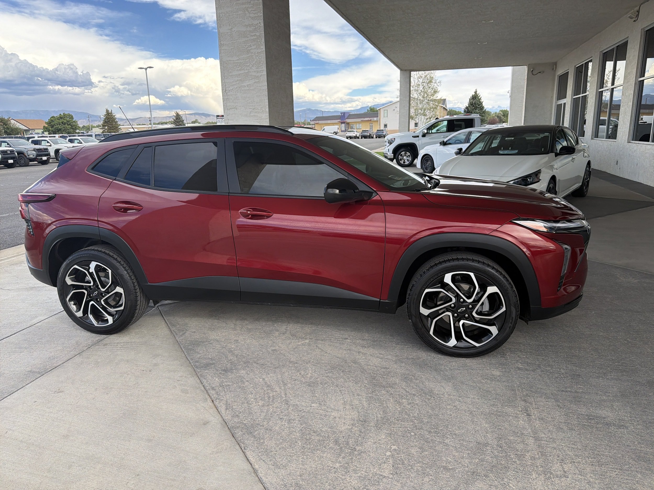 Used 2024 Chevrolet Trax RS w/ Sunroof Package FWD image 4