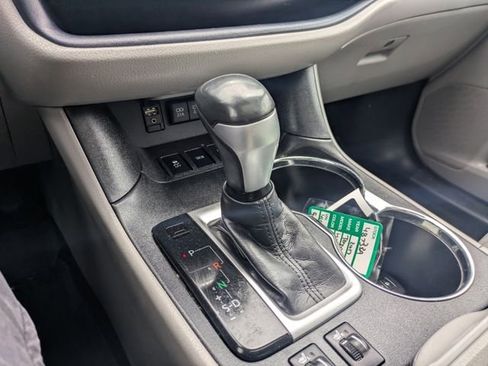 Used 2017 Toyota Highlander XLE AWD/4WD image 24