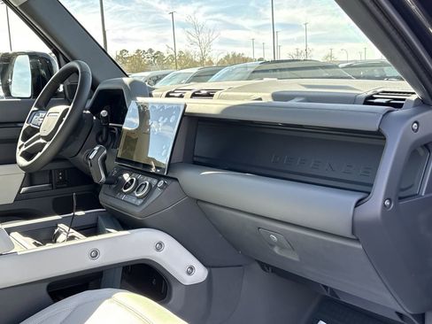 New 2026 Land Rover Defender 130 X-Dynamic SE image 18