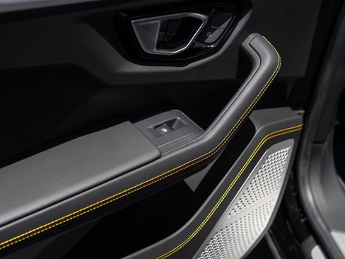 Used 2022 Lamborghini Urus AWD/4WD image 51