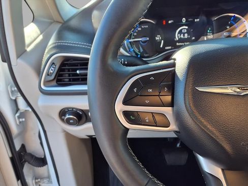 Used 2024 Chrysler Pacifica Select image 11