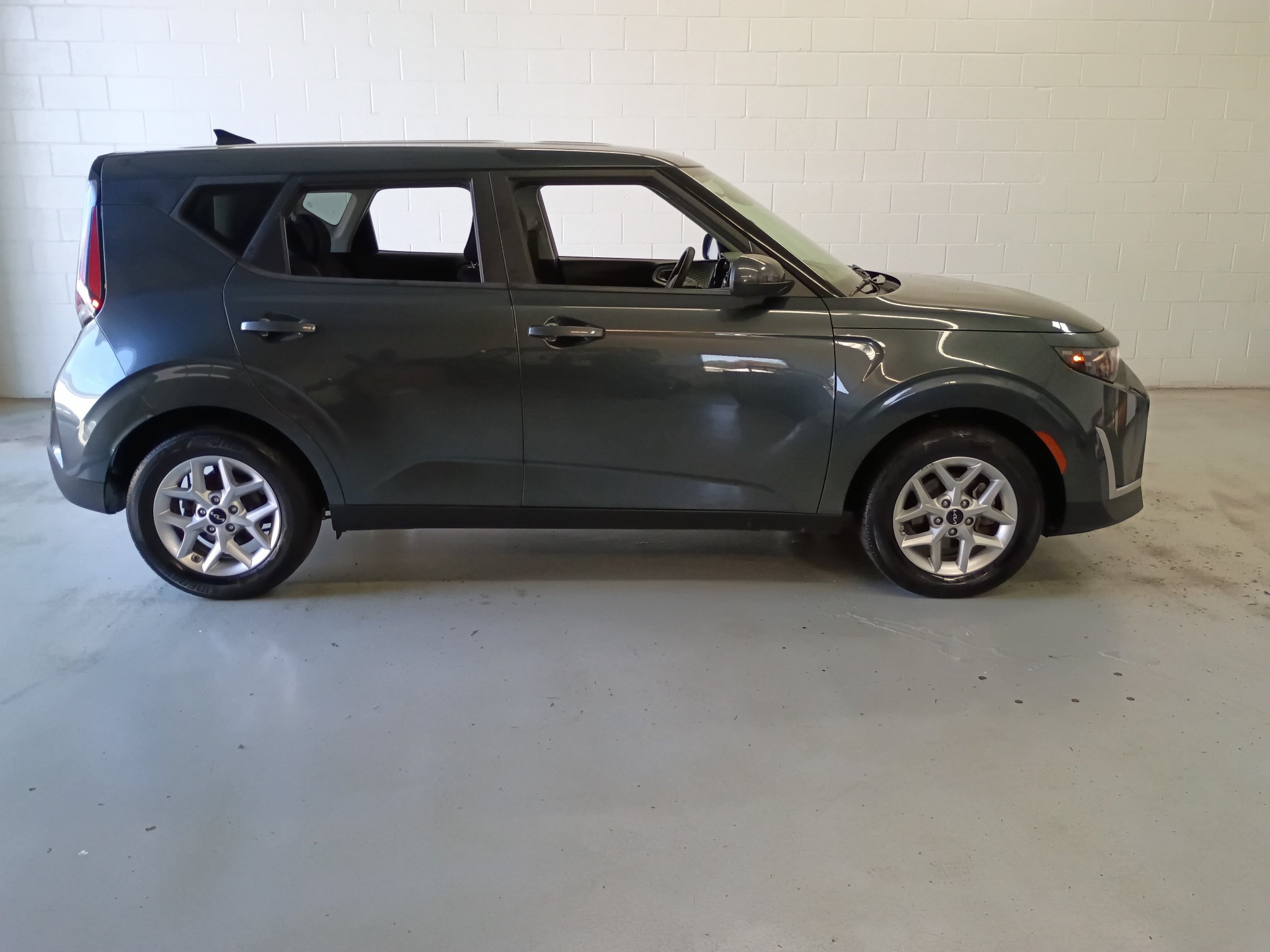 Used 2025 Kia Soul LX w/ LX Technology Package FWD image 2