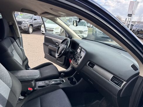 Used 2015 Mitsubishi Outlander ES image 26