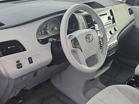 Used 2011 Toyota Sienna LE image 10