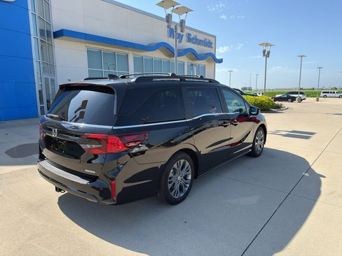 Used 2025 Honda Odyssey Touring image 5
