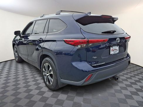 Used 2021 Toyota Highlander XLE AWD/4WD image 4