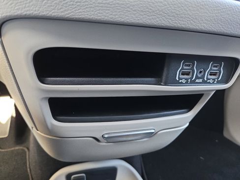 Used 2023 Chrysler Pacifica Touring-L image 15