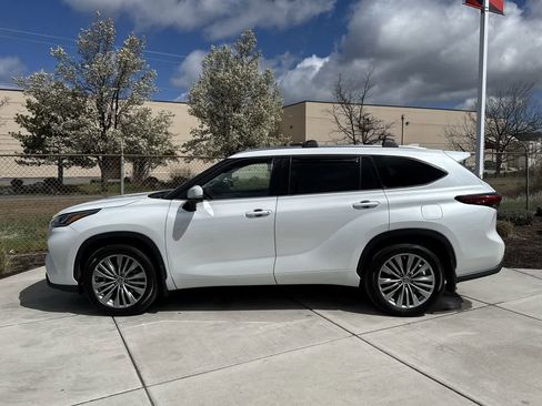 Used 2023 Toyota Highlander Platinum AWD/4WD image 2