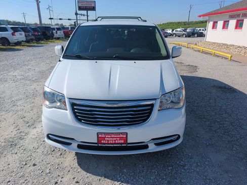 Used 2015 Chrysler Town & Country Touring FWD image 8