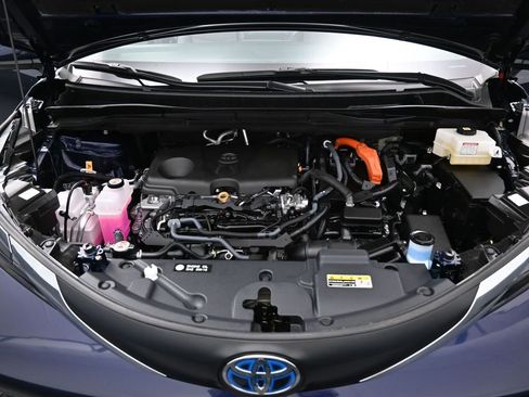 Used 2025 Toyota Sienna LE image 34