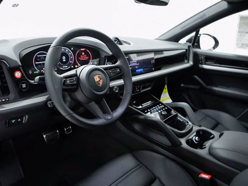 Certified 2026 Porsche Cayenne S AWD/4WD image 4