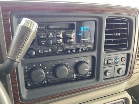 Used 2002 Cadillac Escalade Base AWD image 28