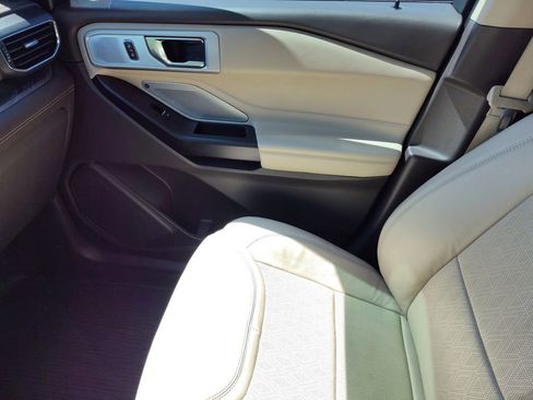 Used 2020 Ford Explorer Platinum w/ Premium Technology Package AWD/4WD image 35