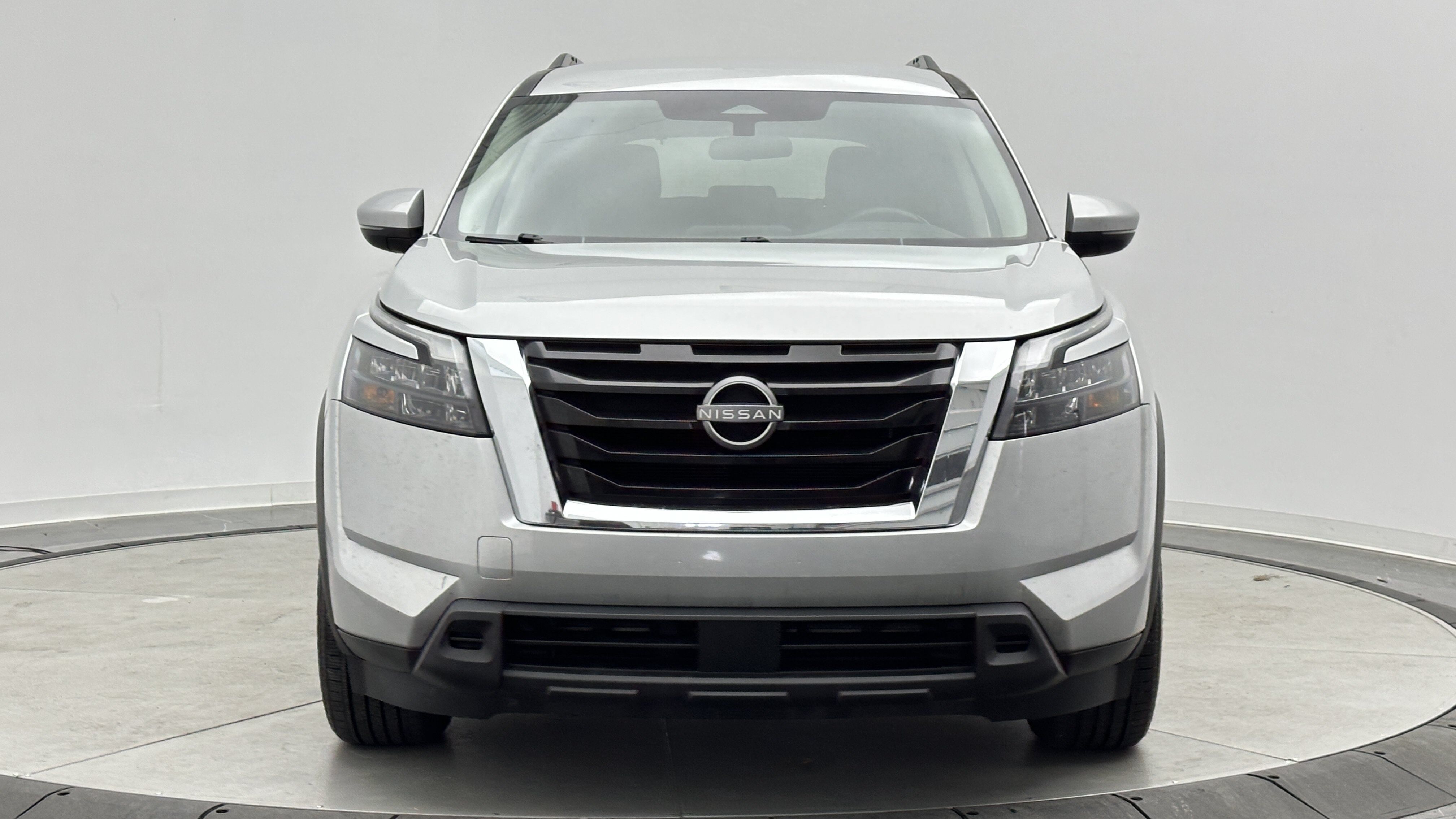 Used 2024 Nissan Pathfinder SV FWD image 2