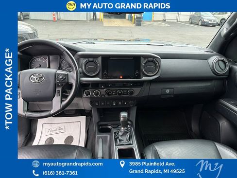 Used 2018 Toyota Tacoma TRD Off-Road AWD/4WD image 12