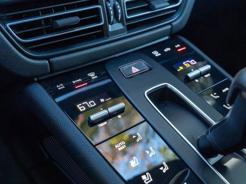 Certified 2025 Porsche Macan image 31