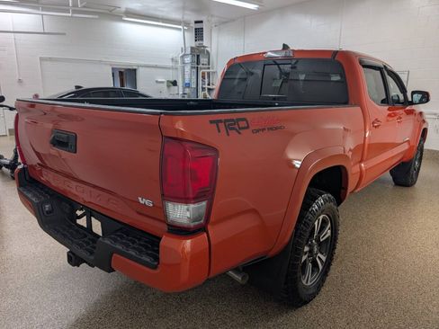 Used 2017 Toyota Tacoma TRD Sport AWD/4WD image 4
