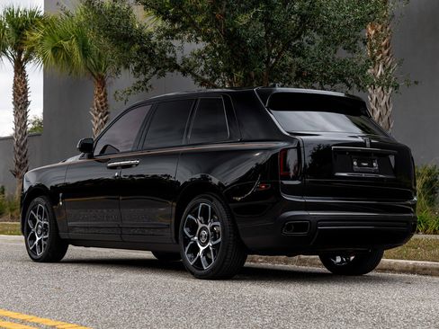 Used 2022 Rolls-Royce Cullinan Black Badge w/ Dark Exterior Package image 19
