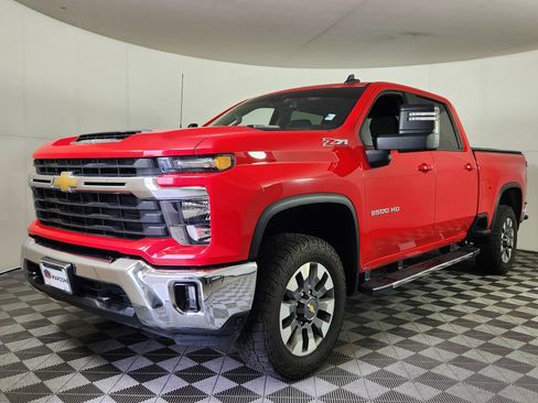 Used 2024 Chevrolet Silverado 2500 LT AWD/4WD image 3