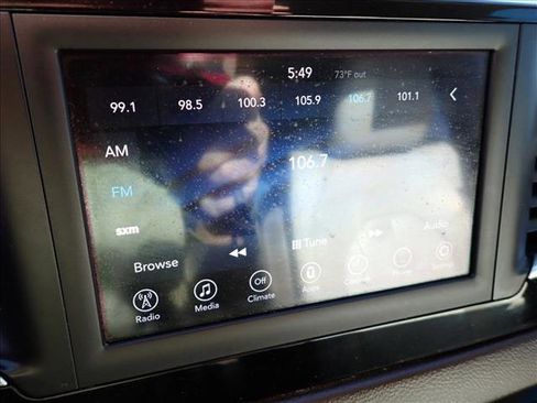 Used 2018 Chrysler Pacifica Touring-L FWD image 19