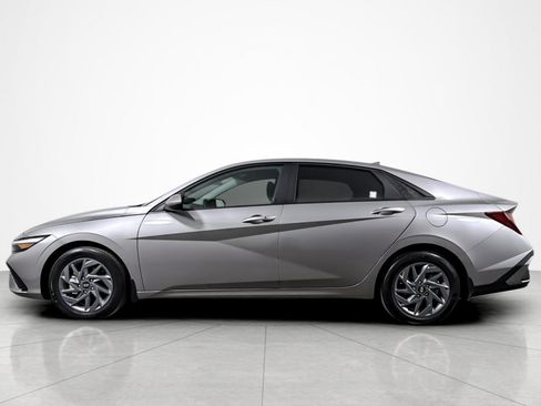 Used 2024 Hyundai Elantra SEL FWD image 2
