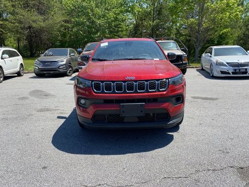 Used 2025 Jeep Compass Latitude AWD/4WD image 1