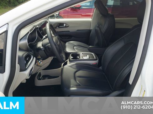 Used 2024 Chrysler Pacifica Touring-L FWD image 6