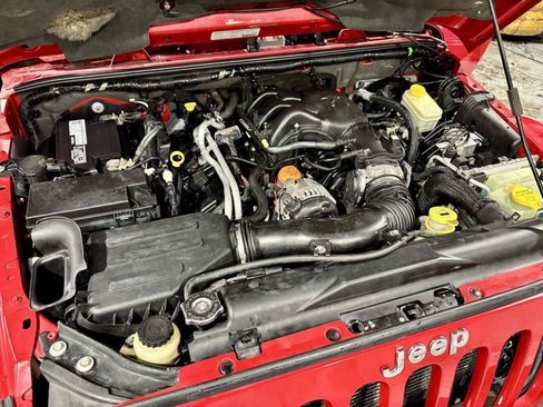 Used 2013 Jeep Wrangler Unlimited Sahara AWD/4WD image 31