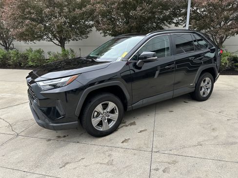 Certified 2022 Toyota RAV4 XLE w/ Convenience Package AWD/4WD image 3